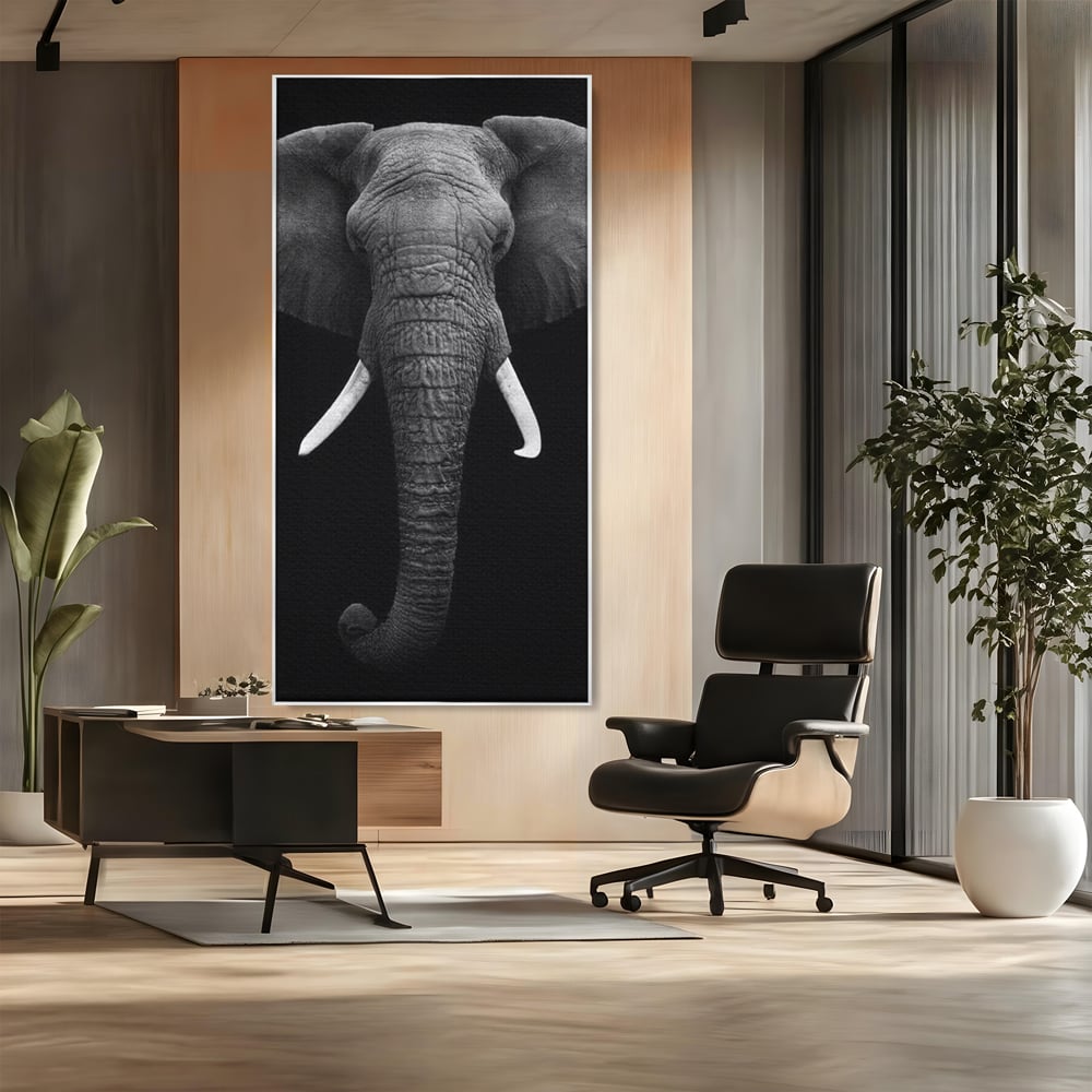 Tablou canvas cu tablou canvas cu cap de elefant, in rama de aluminiu argintiu, pe perete intr-un birou